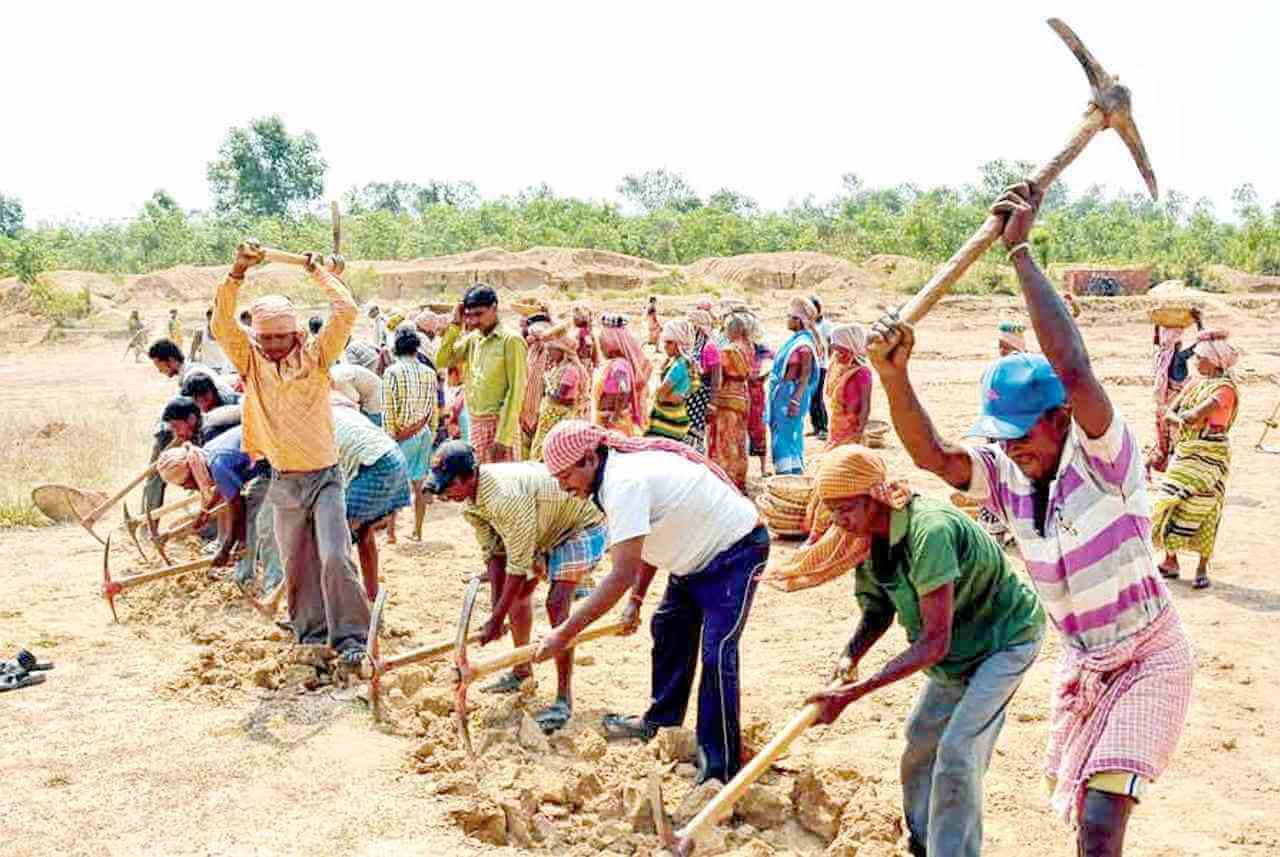 চলছে অর্থহীন কেন্দ্র-রাজ্য তরজা -- খুলতেই হবে বন্ধ কাজের দরজা