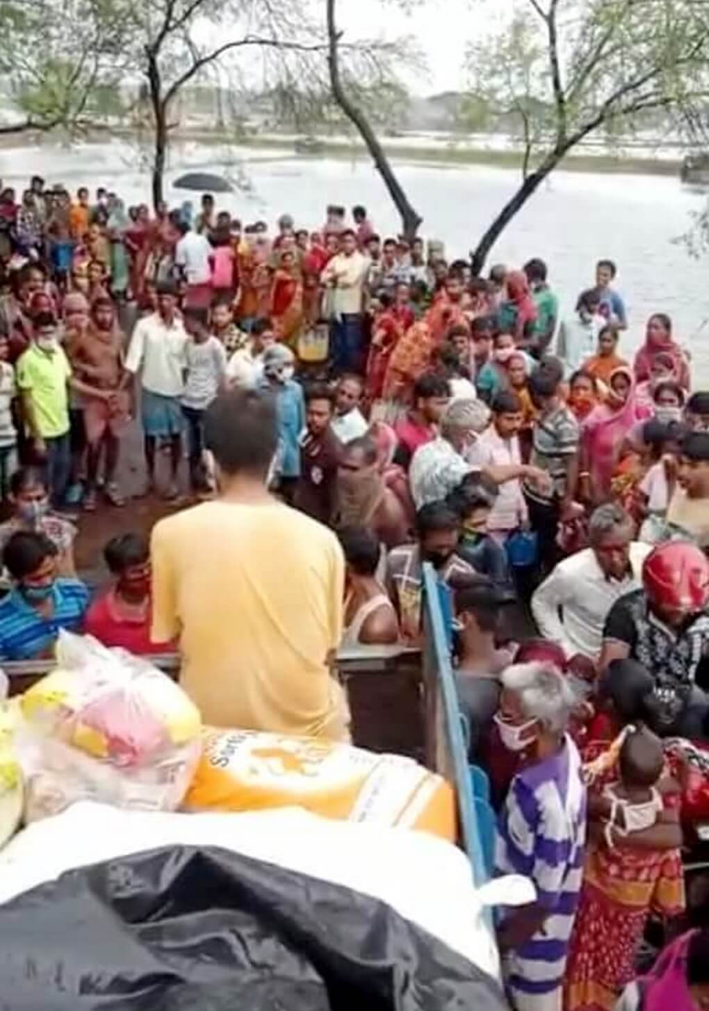 হাসনাবাদের আমফান বিধ্বস্ত মানুষের পাশে ত্রাণ নিয়ে দ্বিতীয়বার হাজির “নাগরিক উদ্যোগ”