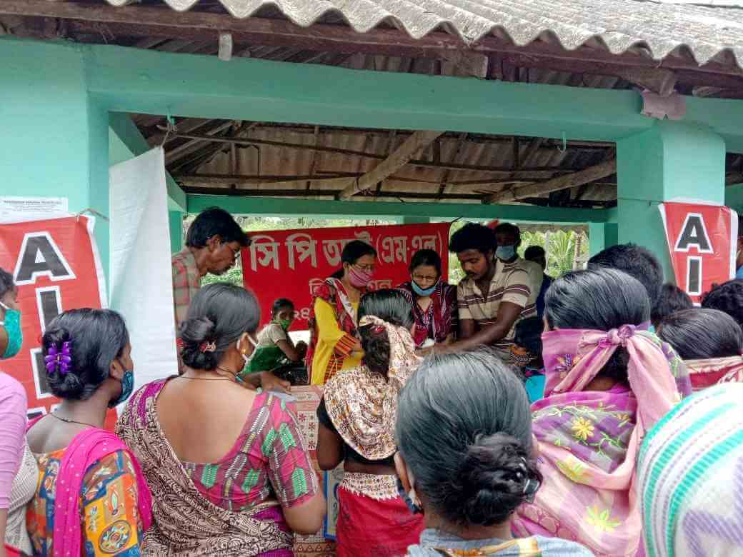 সারা ভারত প্রগতিশীল মহিলা সমিতি ও পার্টির উদ্যোগে ত্রাণ