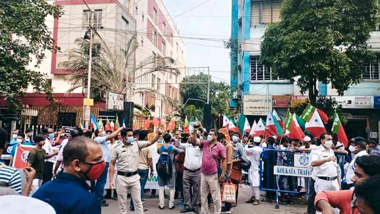 আসামের মুখ্যমন্ত্রীর পদত্যাগ চেয়ে কলকাতায় আসাম ভবনে বিক্ষোভ