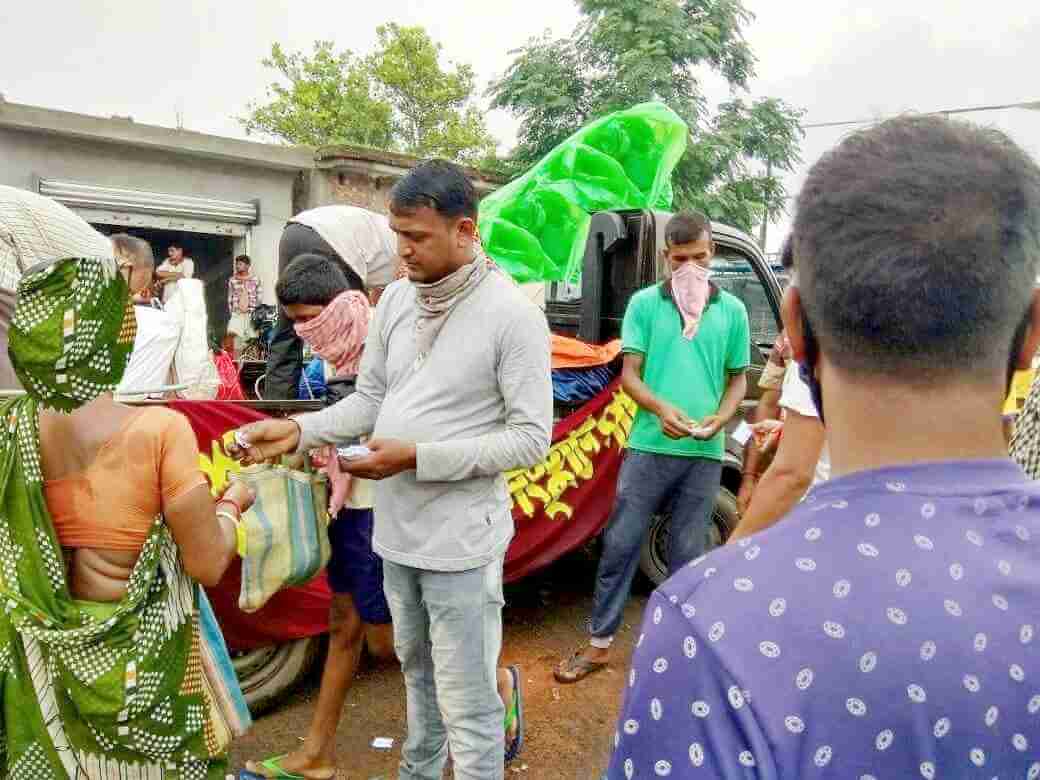 হাওড়ায় পশ্চিমবঙ্গ গণ সংস্কৃতি পরিষদের ত্রাণ উদ্যোগ