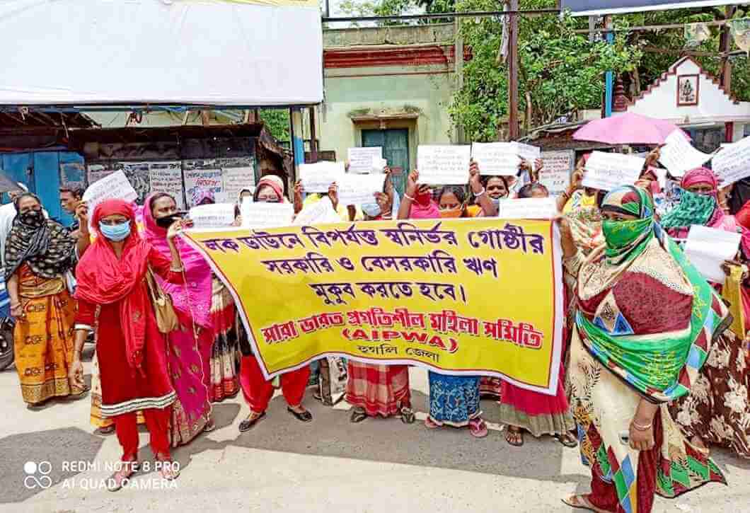 ঋণগ্রস্ত মানুষের এই মুহূর্তে সবচেয়ে বড় সমস্যা হল ব্যাঙ্কের জুলুমবাজি, পরিবারগুলির মানসম্মান নিয়ে টানাটানির যন্ত্রণা