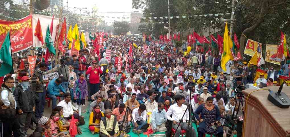 অন্নদাতাদের সাথে বাংলা: কলকাতায় এআইকেএসসিসির ডাকা অবস্থান