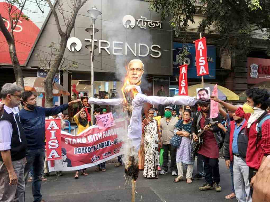 রাজ্যে রিলায়েন্সের আউটলেটের সামনে বয়কট বিক্ষোভ