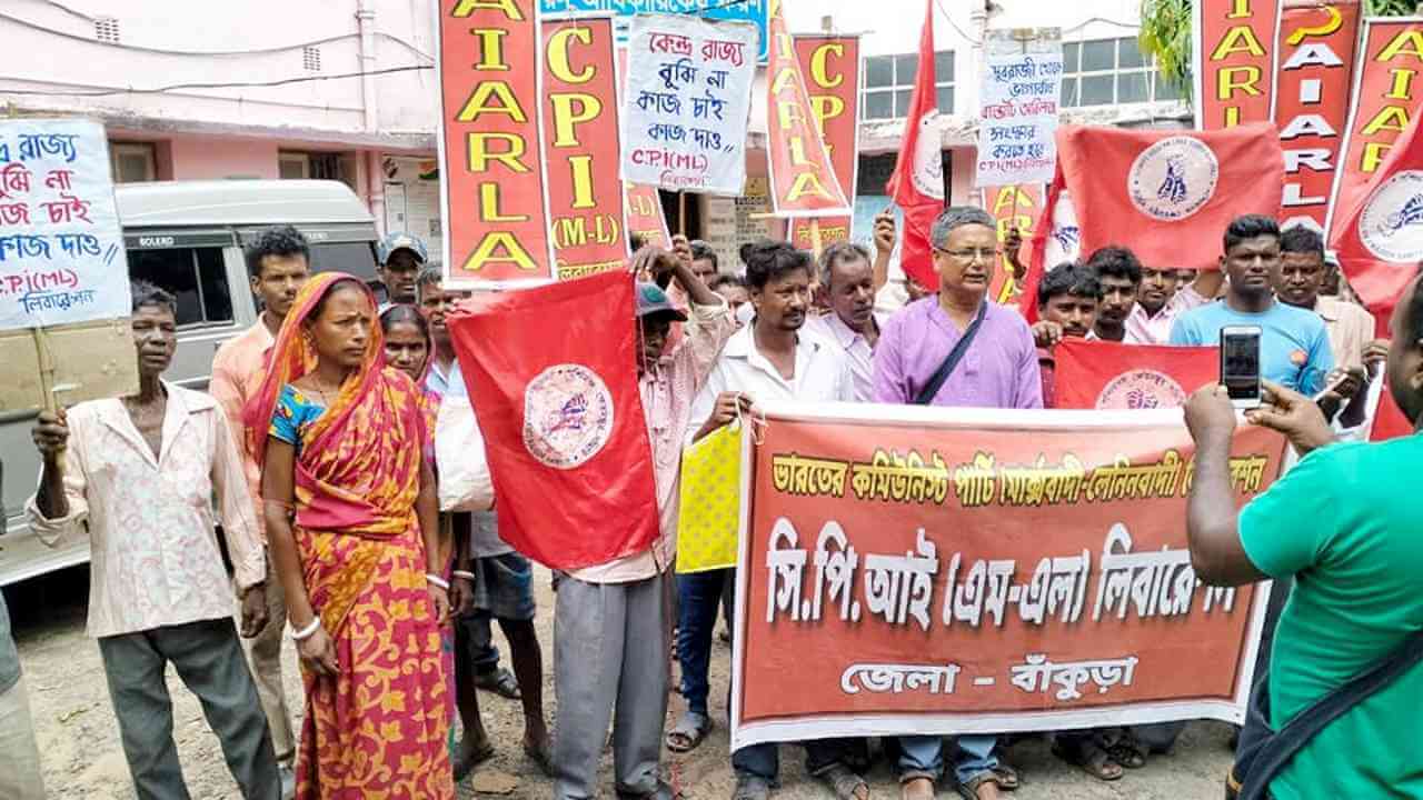 “কেন্দ্র-রাজ্য বুঝি না, কাজ করেছি মজুরি দাও” বাঁকুড়ায় গণডেপুটেশন