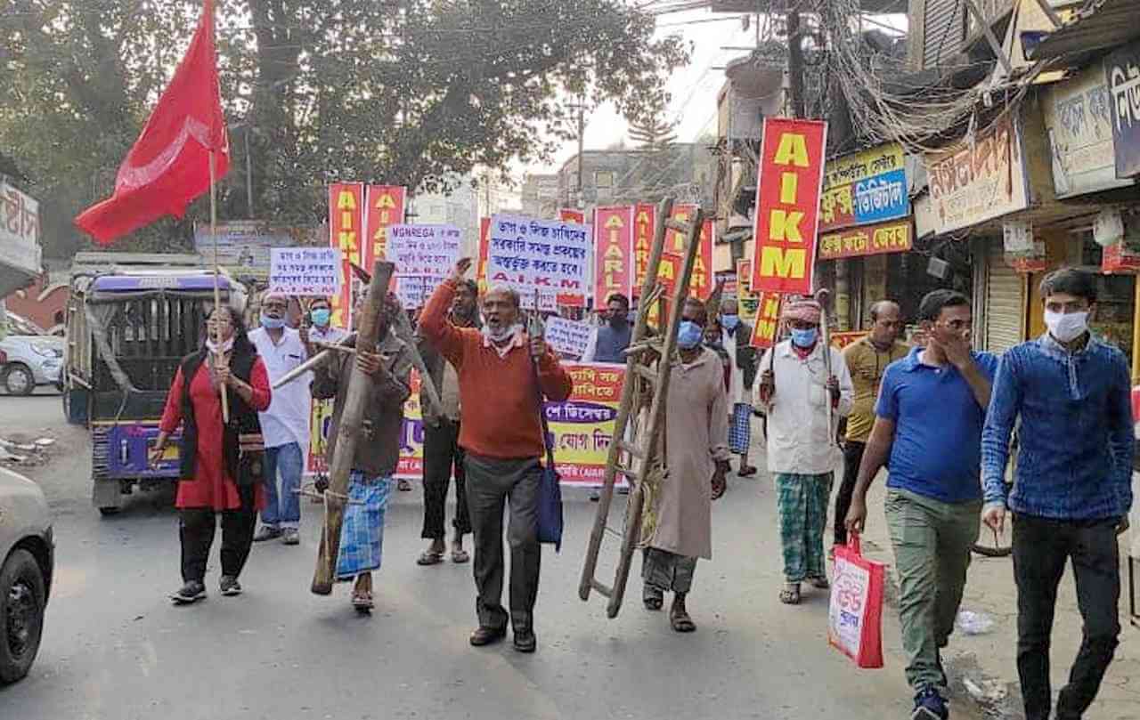 ক্ষতিপূরণ ও চাষিদের থেকে সরাসরি ধান কেনার দাবিতে গণডেপুটেশন