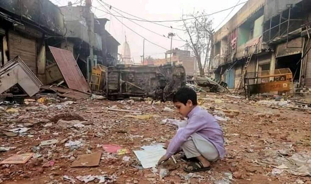 একদিকে গলাগলি অন্যদিকে লাঠি-গুলি