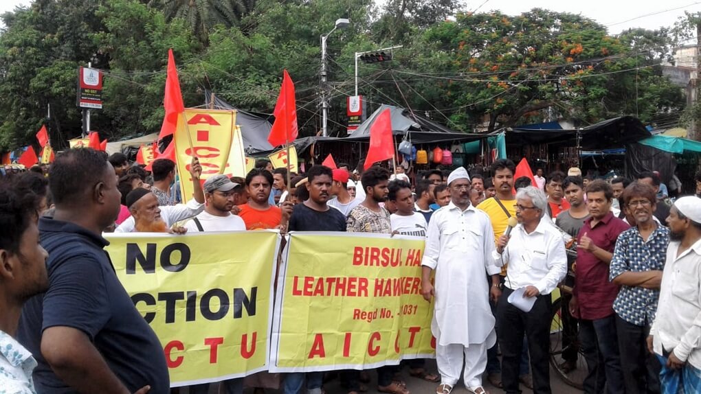 হকার উচ্ছেদের পরিকল্পনার বিরুদ্ধে থানা অভিযান