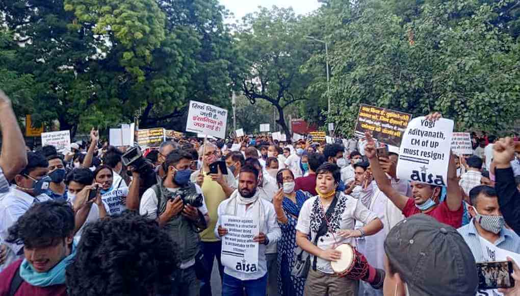 হাতরাসের ধর্ষিতা সম্পর্কে বিজেপির অপপ্রচারের বিরুদ্ধে দাঁড়ান