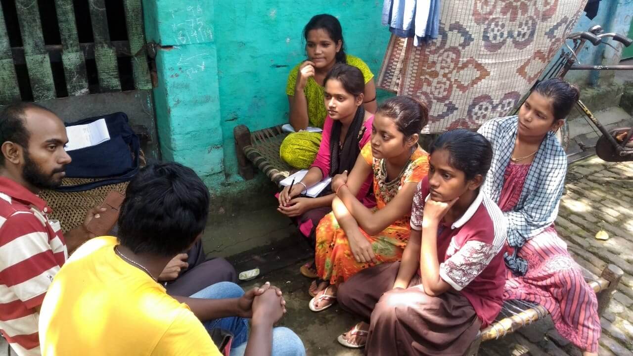 গোন্দলপাড়া জুটমিলের শ্রমিক মহল্লায় আইসা কর্মীরা