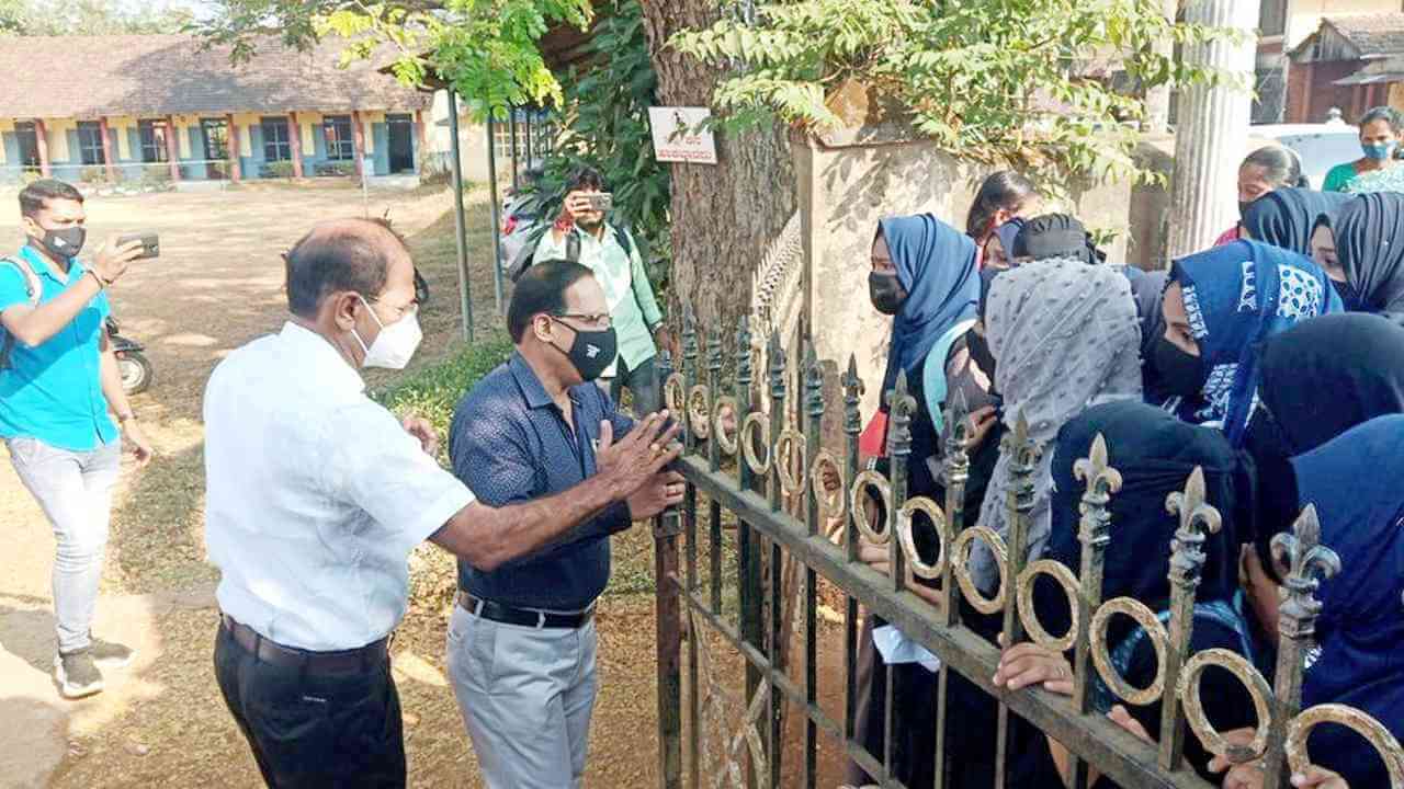 হিজাব পরিহিতা মুসলিম ছাত্রীদের লক্ষ্যবস্তু বানিয়ে বর্জন প্রচেষ্টাকে ধিক্কার জানান