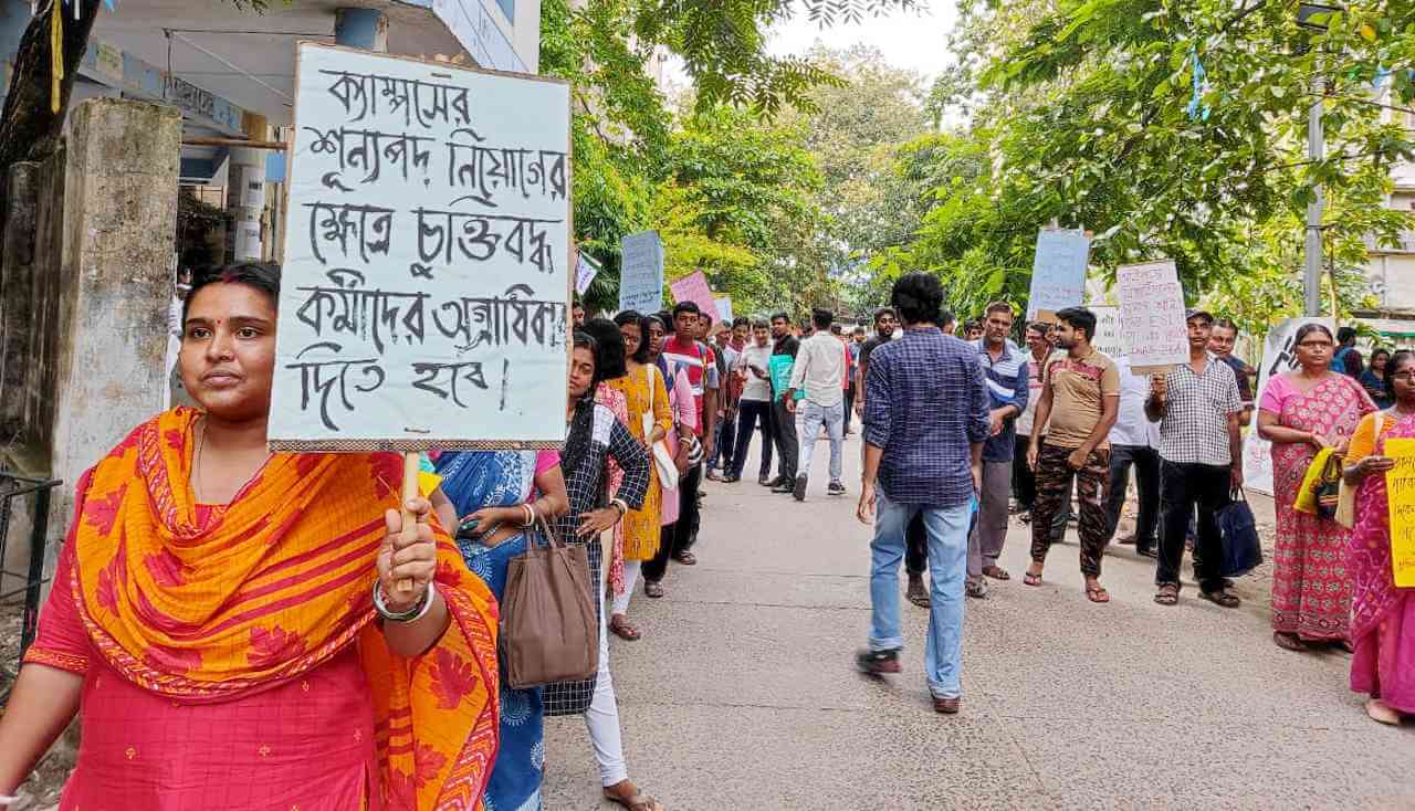 যাদবপুর ক্যাম্পাসে চুক্তিবদ্ধ শ্রমিকদের মিছিল ও ডেপুটেশন