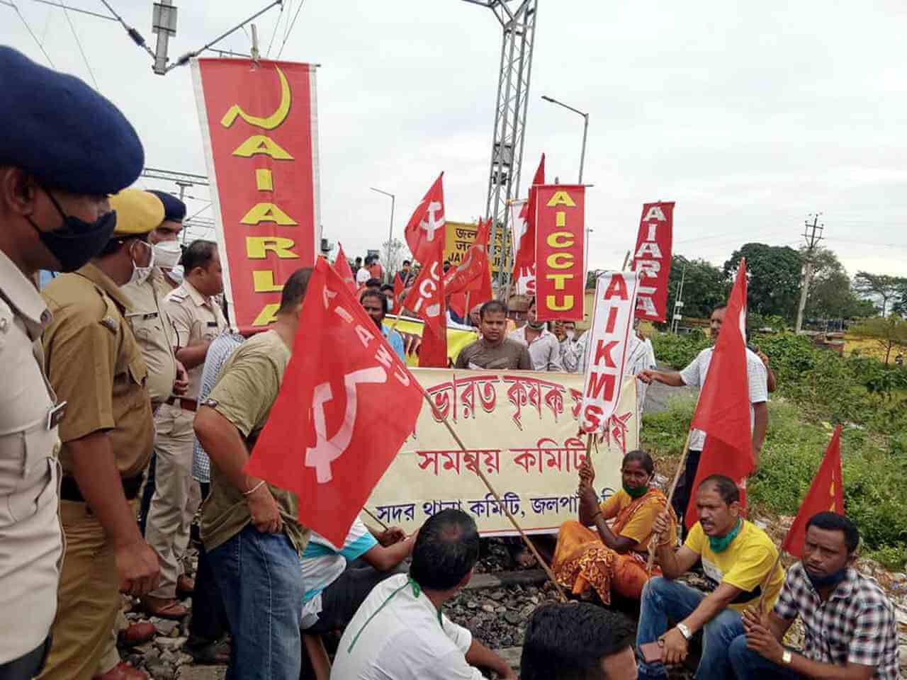 লখিমপুরে কৃষক হত্যার বিরুদ্ধে চলমান কৃষক আন্দোলনের সমর্থনে রাজ্যের বিভিন্ন স্থানে রেল অবরোধ