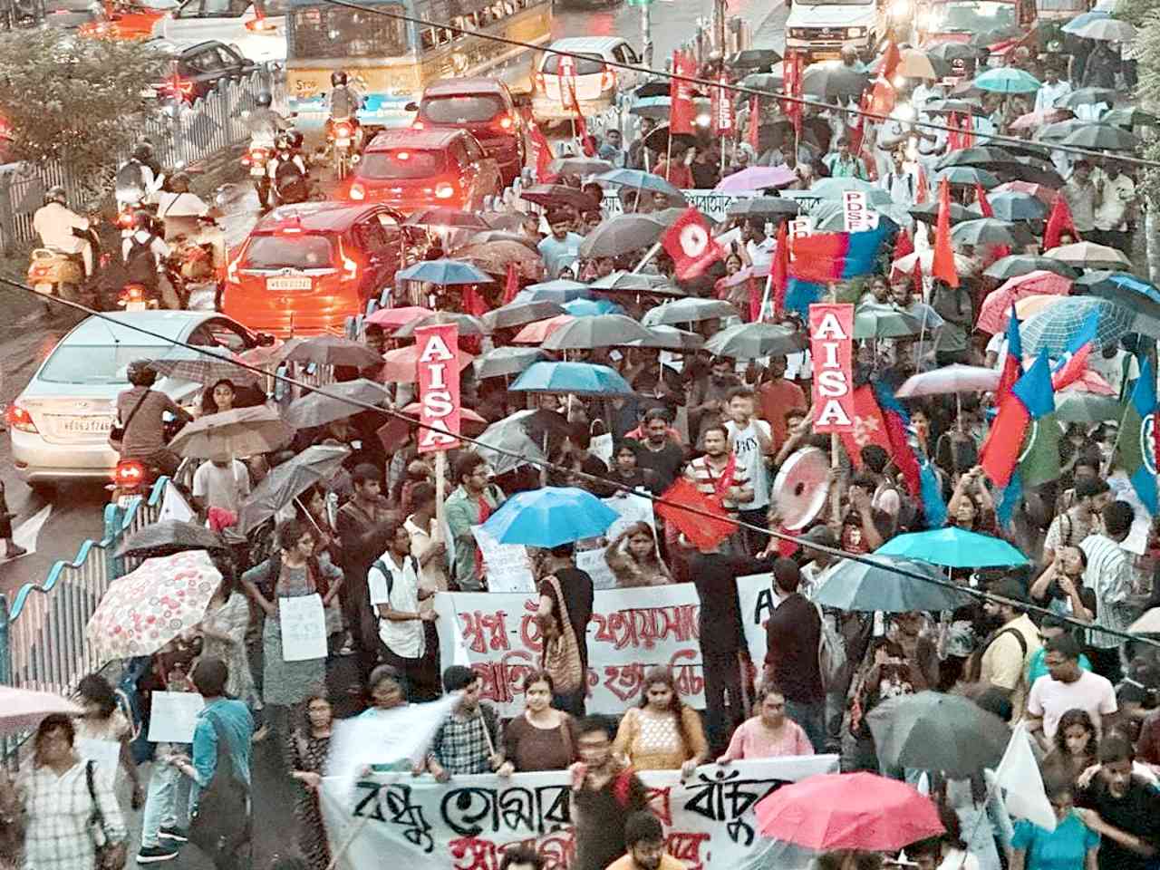 স্বপ্ন হত্যার বিচার চাই দাবিতে যাদবপুরের ছাত্ররা রাজপথে