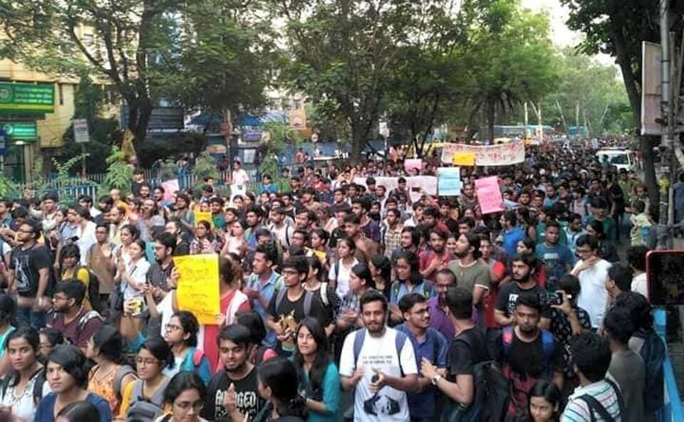 যাদবপুর রুখে দাঁড়ালো ফ্যাসিস্ট তান্ডবের বিরুদ্ধে – ছাত্রছাত্রীদের শক্তিশালী প্রতিরোধ