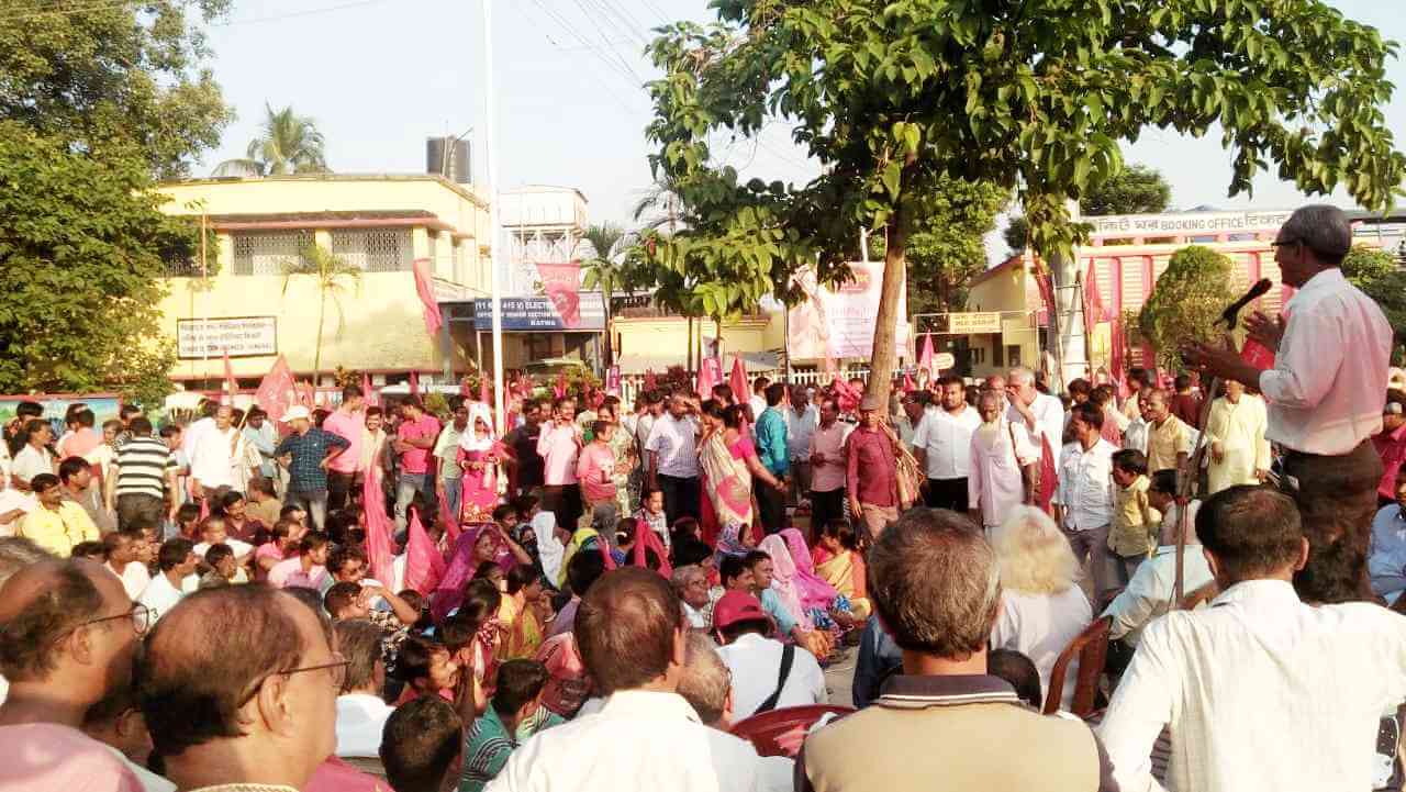 রেল হকারদের উপর পুলিশী হামলার বিরুদ্ধে কাটোয়ায় প্রতিবাদ সভা