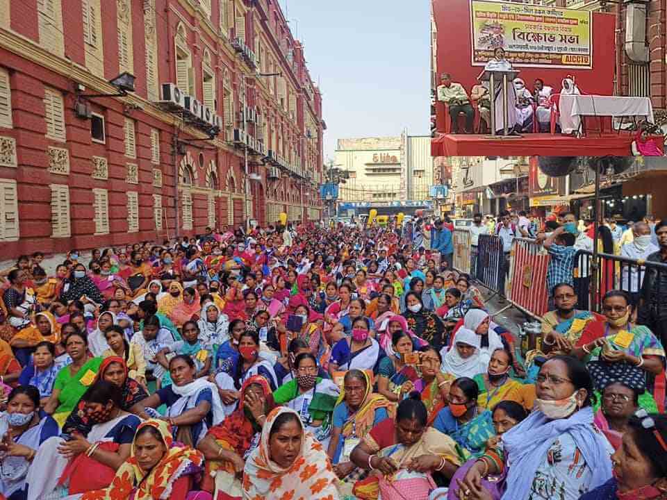 মিড-ডে-মিল রন্ধন কর্মীদের প্রতি বঞ্চনার জবাব চাইতে হাজার হাজার কর্মীর কলকাতা বিক্ষোভ সমাবেশ