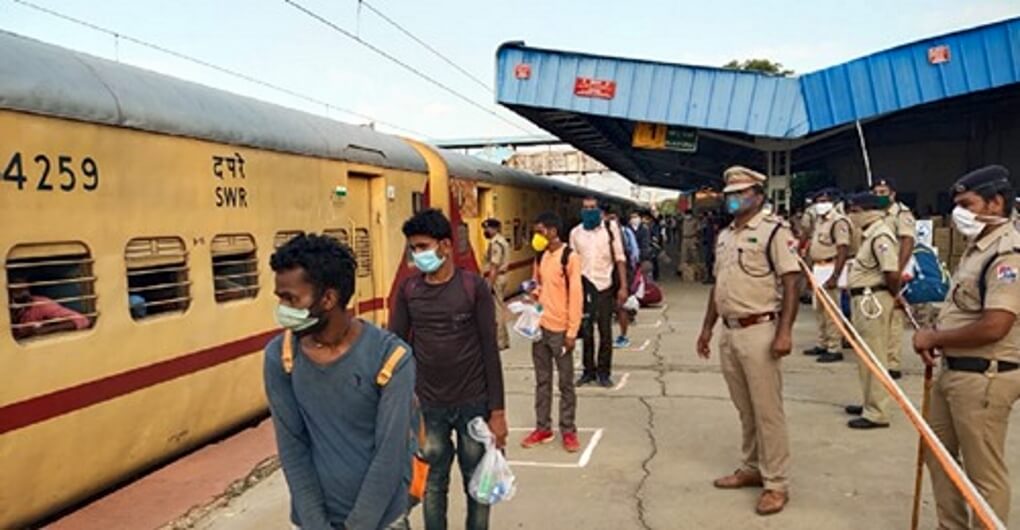 ট্রেনে বাড়ি ফেরার জন্য পরিযায়ী শ্রমিকদের কাছ থেকে ভাড়া আদায় করাটাকে ধিক্কার জানাতে হবে