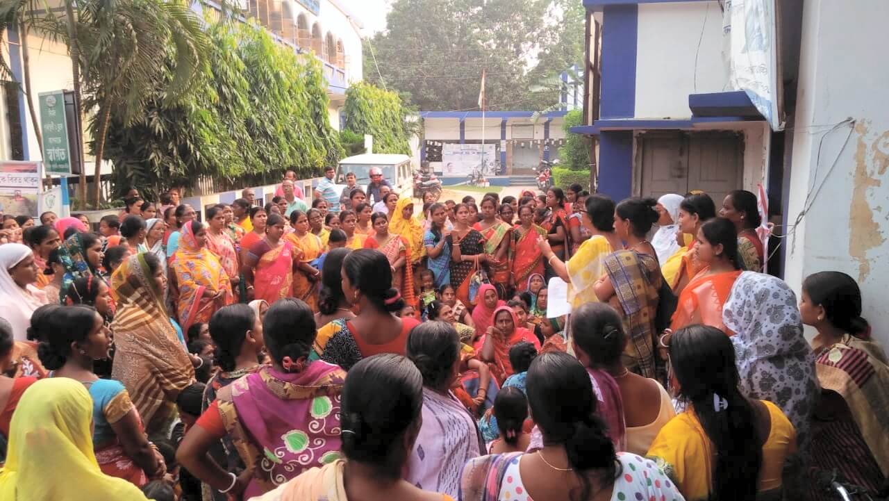 তৃণমূলের হুমকি উপেক্ষা করে মিড-ডে-মিল ও স্বনির্ভর গোষ্ঠীর মহিলাদের বিডিও অফিসে ডেপুটেশন