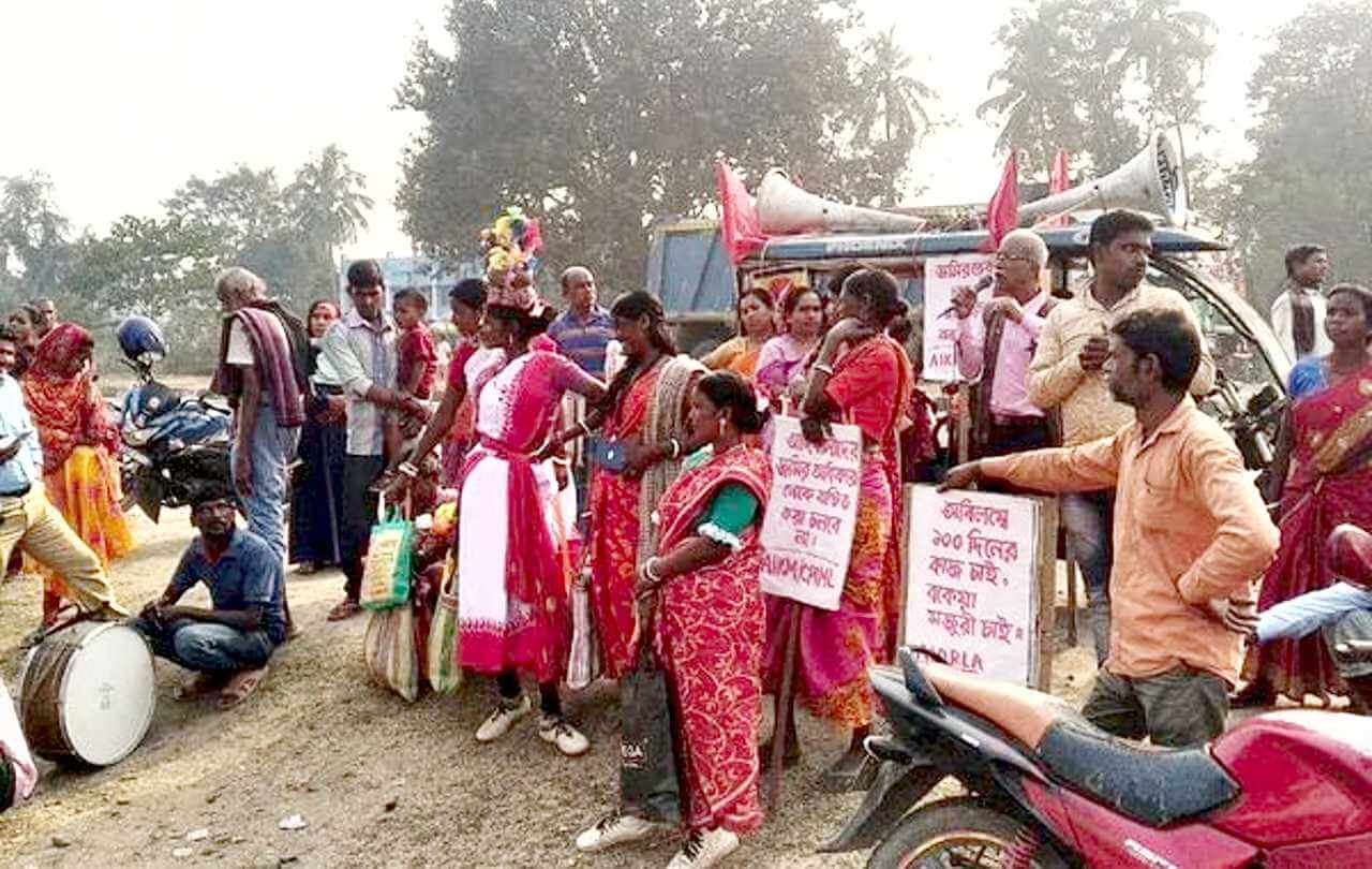 ব্লক দপ্তর ও ভূমিদপ্তর ‘বাস্তুঘুঘুর বাসা’ নাকাশীপাড়া ব্লক দপ্তরে বিক্ষোভ ডেপুটশন
