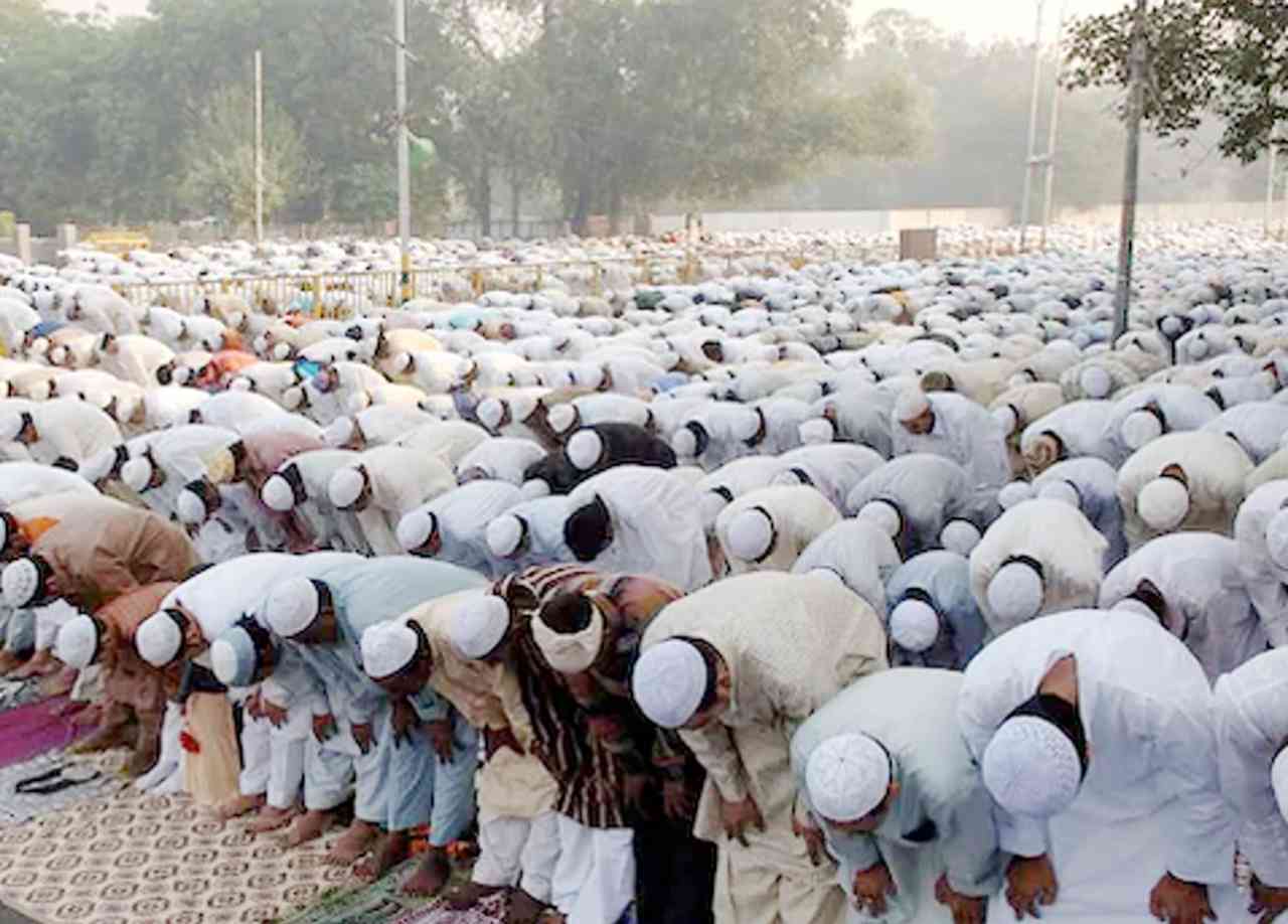 উত্তরপ্রদেশ : রাস্তায় নমাজ পড়াকেই করা হল এফআইআর’এর ভিত্তি