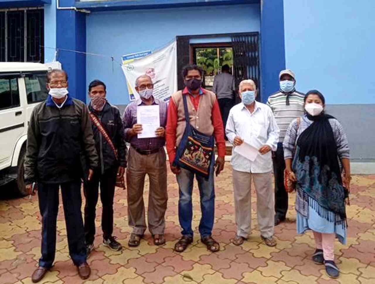 পাপিয়া মান্ডির পাশে দাঁড়ান