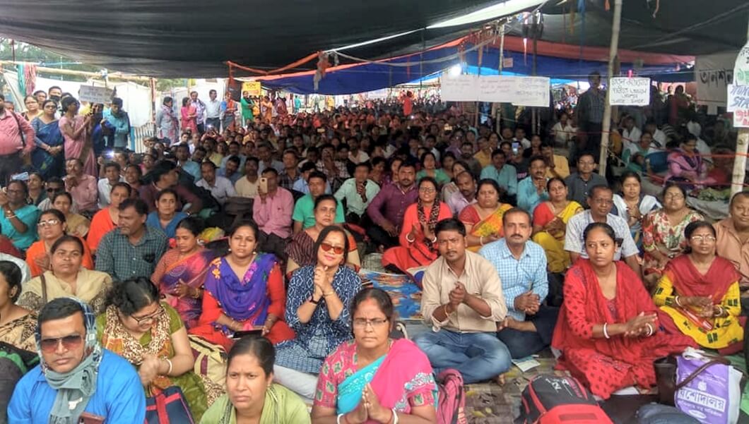 পার্শ্ব-শিক্ষকদের দাবির মান্যতা দিয়ে উদ্ধত সরকারকে অবিলম্বে আলোচনায় বসতে হবে