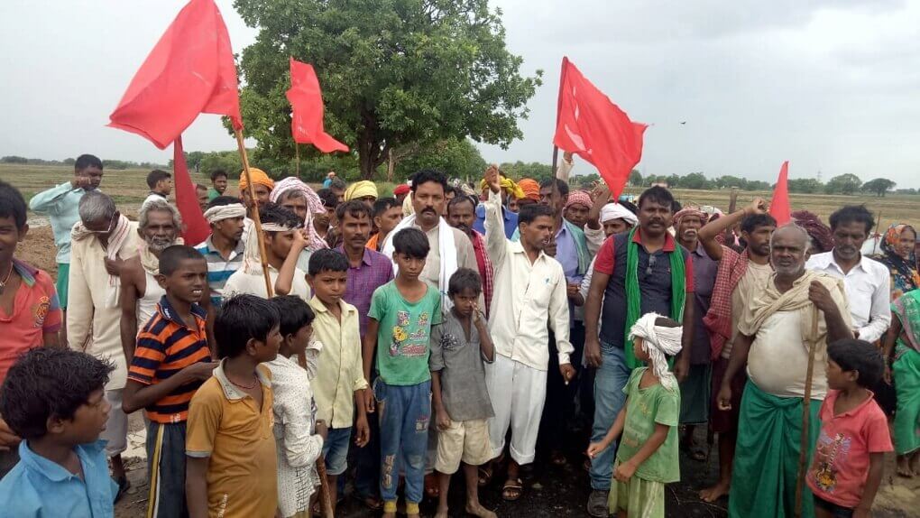 দলিত পরিবারগুলি জমি দখল করল ভোজপুরে