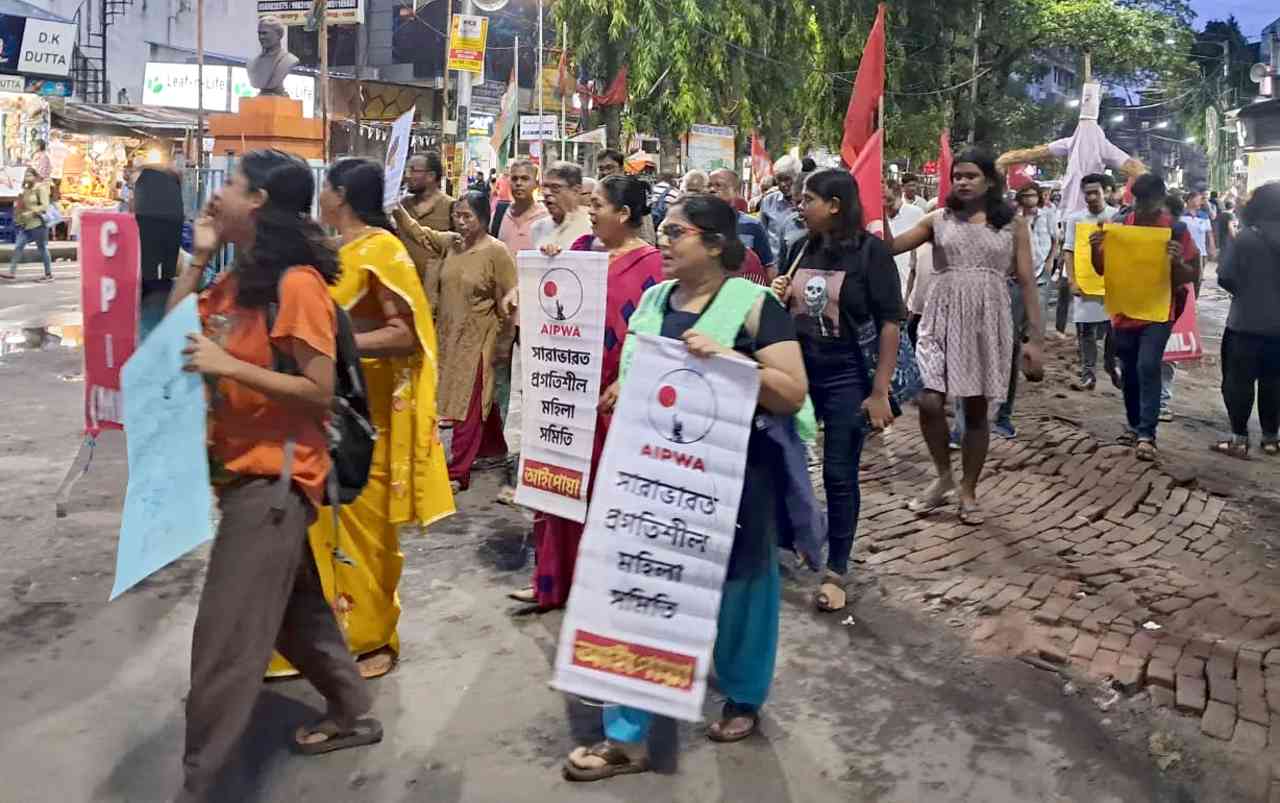 বিভিন্ন সংগঠনের ডাকে কলকাতায় মনিপুর ভবনের সামনে বিক্ষোভ