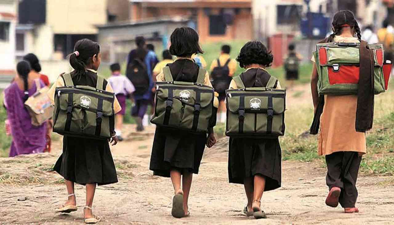 কোভিডে উপার্জন কম, স্কুলে ভর্তিতে না
