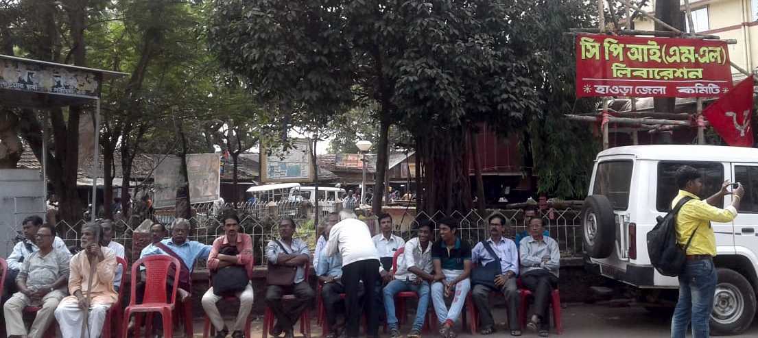 সাঁতরাগাছিেত দুর্ঘটনার প্রতিবাদে অবস্থান কর্মসূচি