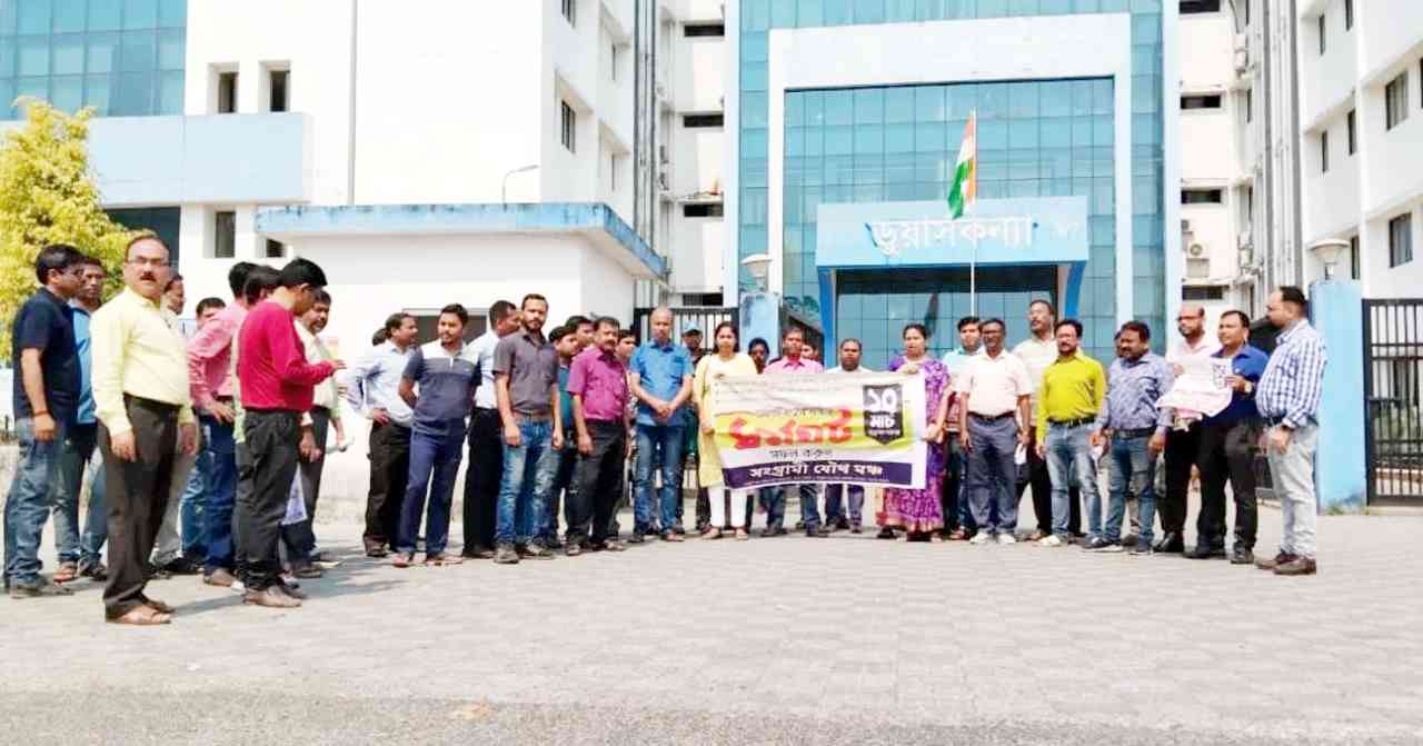 শাসকের রক্তচক্ষু উপেক্ষা করেই সরকারী কর্মচারী ও শিক্ষক সমাজের আন্দোলন ক্রমশ শক্তিশালী হচ্ছে