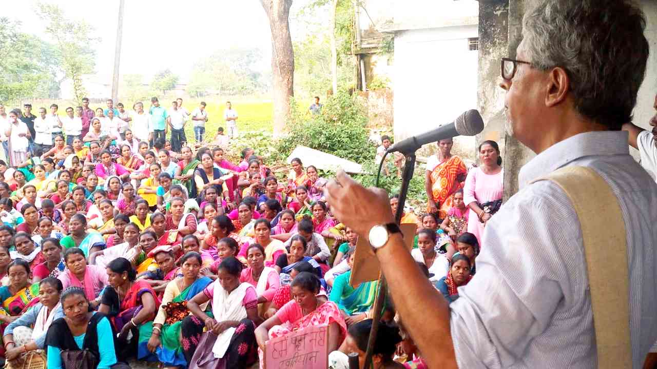 চা-শ্রমিকদের জমির পাট্টার দাবিতে বিএলআরও দপ্তরে বিক্ষোভ