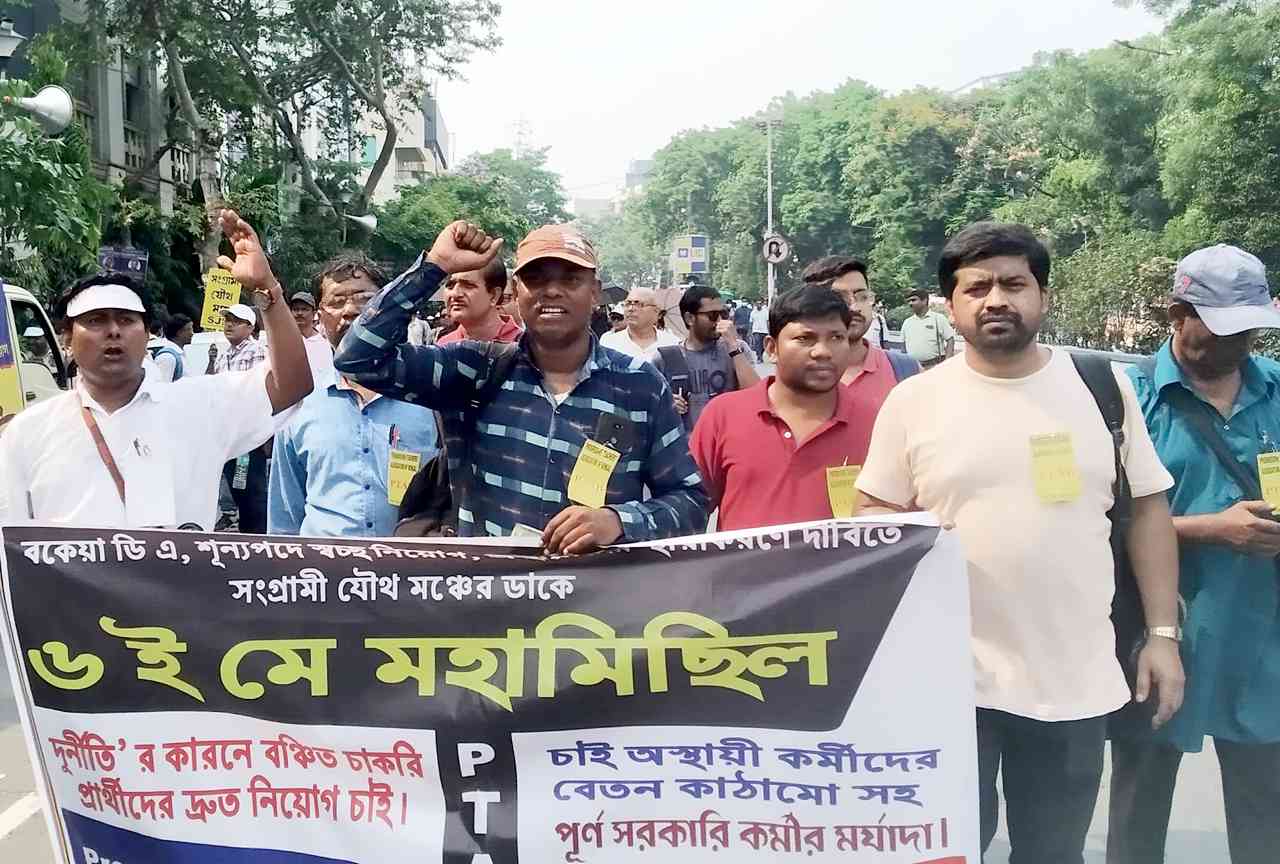 সরকারি কর্মচারীদের কালীঘাটে কলরব
