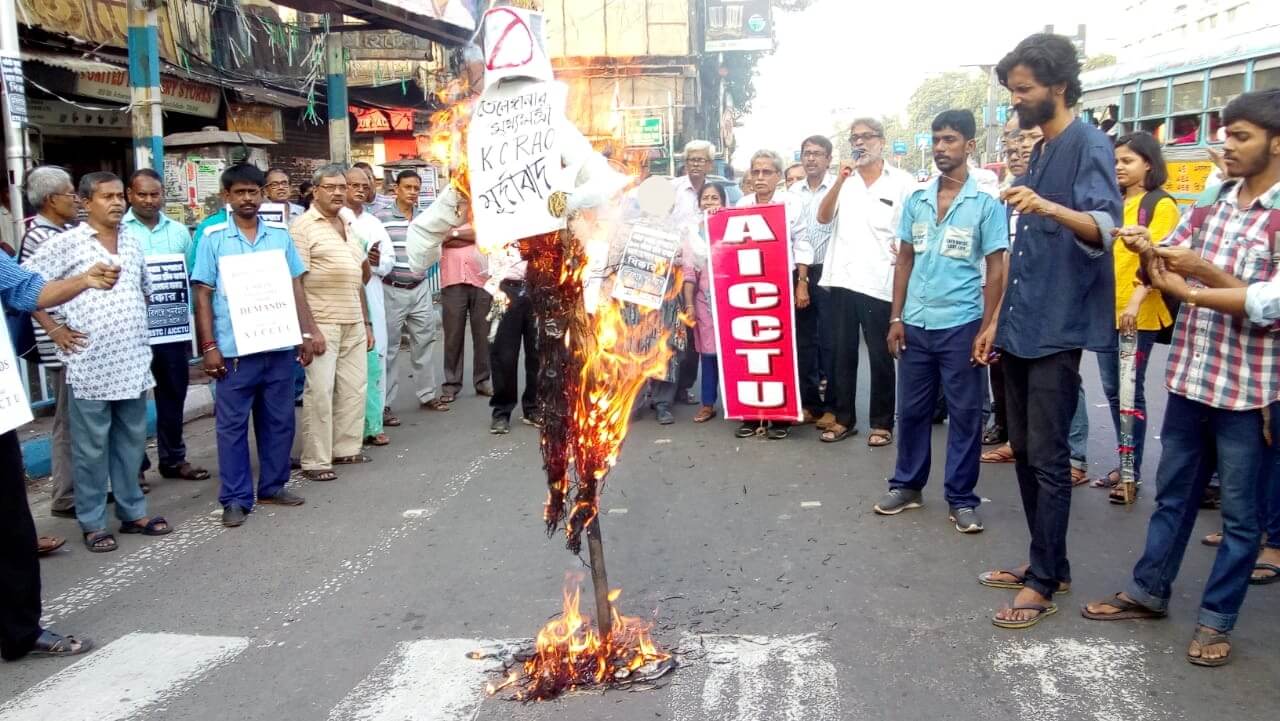 তেলেঙ্গানার মুখ্যমন্ত্রীর কুশপুতুল পুড়ল