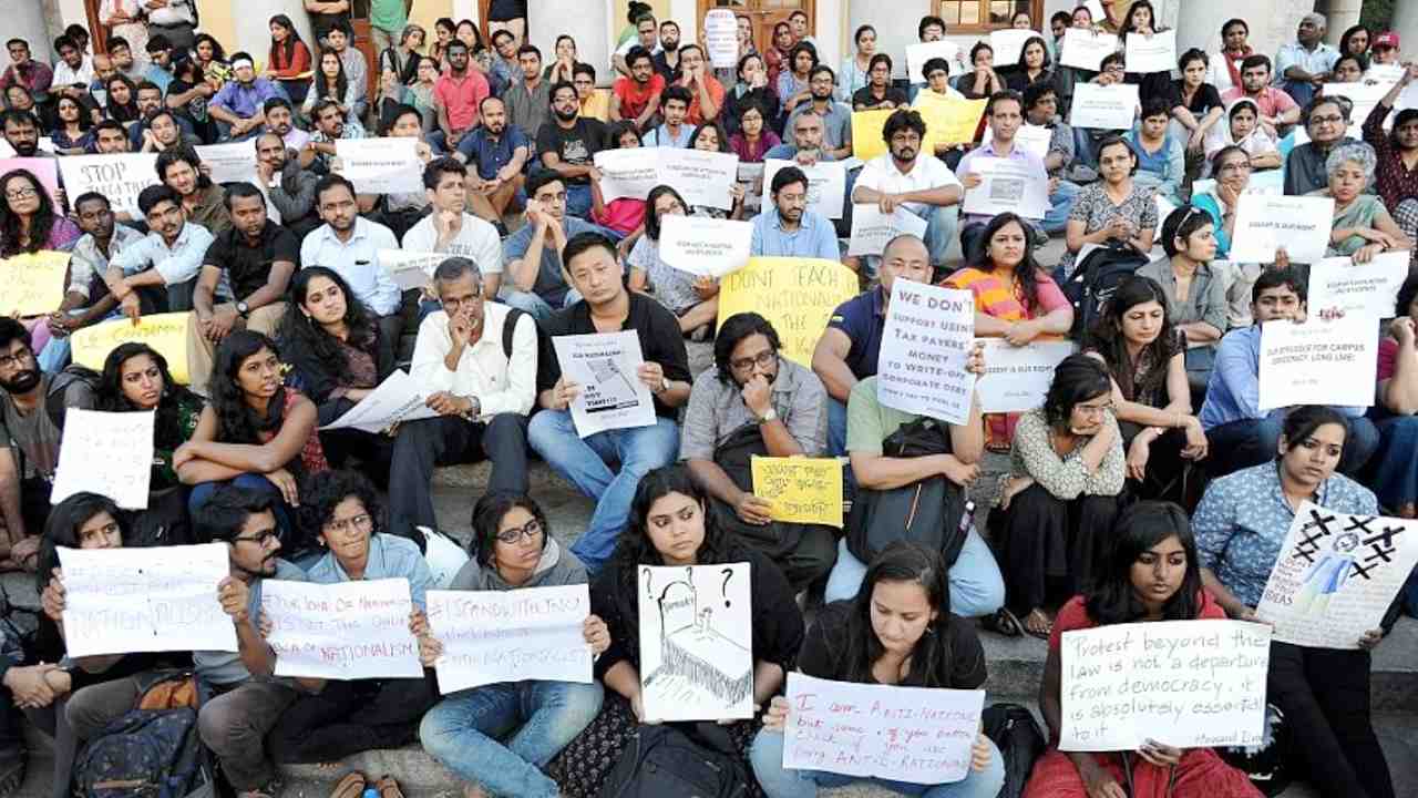 कमखर्ची, बुलडोजर और प्रतिवाद